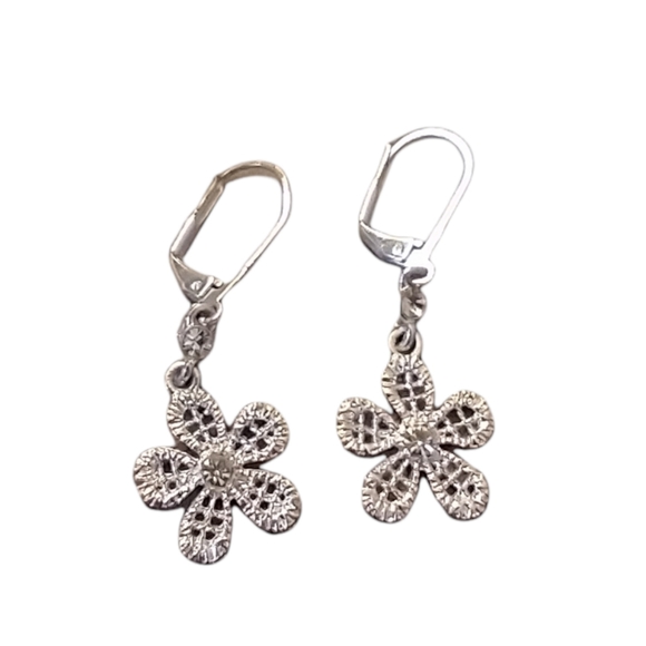 Jewelry - *5 for $20* Dainty Flower earrings